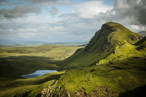 Vista Quiraing Landslip Durante Dia Ensolarado Verão Ilha Skye Escócia — Fotografia de Stock