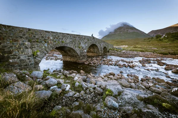 Uma Pessoa Senta Borda Borda Ponte Velha Sligachan Ilha Skye — Fotografia de Stock