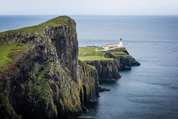 Vista Sobre Farol Ponto Neist Durante Dia Nublado Ilha Skye — Fotografia de Stock