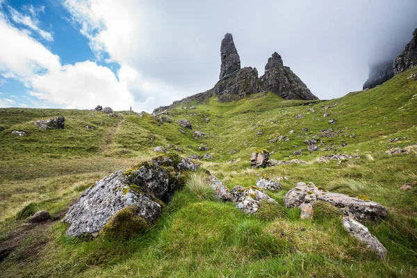 Velho Homem Storr Ilha Skye Durante Dia Nublado Verão Escócia — Fotografia de Stock