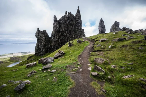 Caminho Terra Para Velho Storr Ilha Skye Com Mar Fundo — Fotografia de Stock