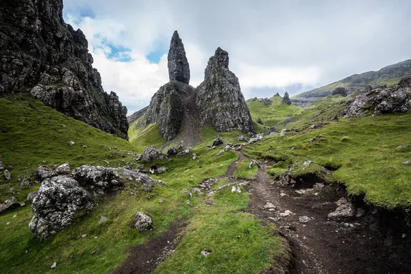 Caminho Terra Para Velho Storr Ilha Skye Durante Dia Nublado — Fotografia de Stock