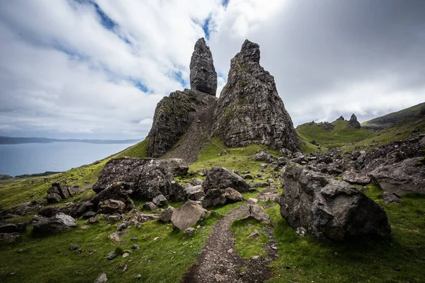 Caminho Terra Para Velho Storr Ilha Skye Com Mar Fundo — Fotografia de Stock