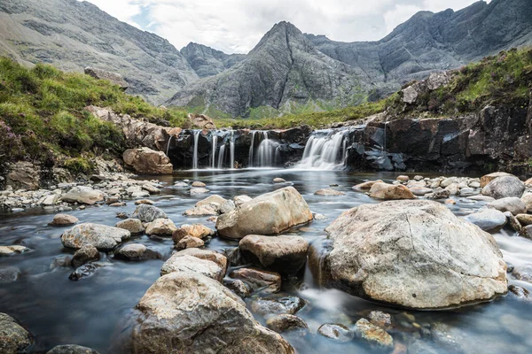 Skoçya Daki Skye Adası Nda Bulutlu Bir Günde Dağlarla Çevrili - Stok İmaj