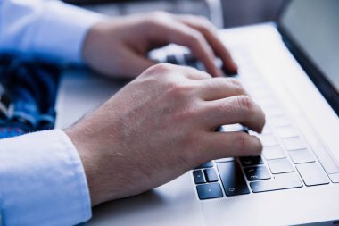 Yan görünüm. dizüstü bilgisayarda çalışan iş adamı. Boş bilgisayar ekranı. Logo, metin için bir yer. On-line pazar, eğitim, e-öğrenme.