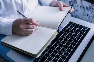 Yan görünüm. dizüstü bilgisayarda çalışan iş adamı. Boş bilgisayar ekranı. Logo, metin için bir yer. On-line pazar, eğitim, e-öğrenme.