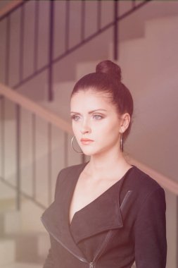 Güzel bir kızın sanat portresi. muhteşem esmer kız. Genç güzel kadın Vogue moda tarzı portre.