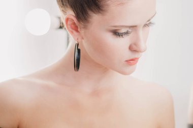 Güzel bir kızın sanat portresi. muhteşem esmer kız. Genç güzel kadın Vogue moda tarzı portre.