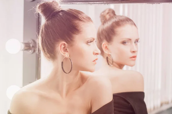 Güzel bir kızın sanat portresi. muhteşem esmer kız. Genç güzel kadın Vogue moda tarzı portre.