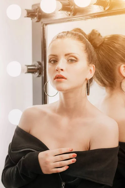 Güzel bir kızın sanat portresi. muhteşem esmer kız. Genç güzel kadın Vogue moda tarzı portre.