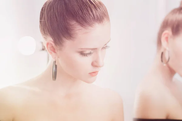Güzel bir kızın sanat portresi. muhteşem esmer kız. Genç güzel kadın Vogue moda tarzı portre.