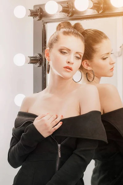 Güzel bir kızın sanat portresi. muhteşem esmer kız. Genç güzel kadın Vogue moda tarzı portre.