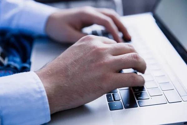 Yan görünüm. dizüstü bilgisayarda çalışan iş adamı. Boş bilgisayar ekranı. Logo, metin için bir yer. On-line pazar, eğitim, e-öğrenme.
