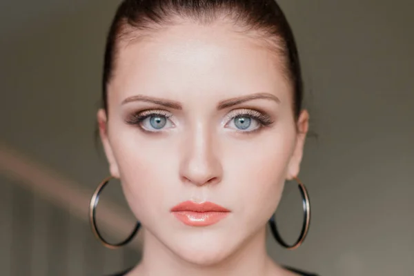 Güzel bir kızın sanat portresi. muhteşem esmer kız. Genç güzel kadın Vogue moda tarzı portre.
