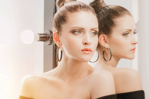 Güzel bir kızın sanat portresi. muhteşem esmer kız. Genç güzel kadın Vogue moda tarzı portre.