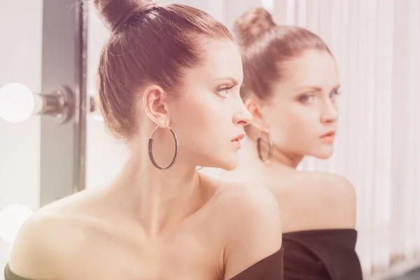 Güzel bir kızın sanat portresi. muhteşem esmer kız. Genç güzel kadın Vogue moda tarzı portre.