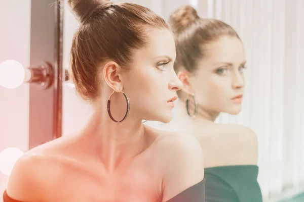 Güzel bir kızın sanat portresi. muhteşem esmer kız. Genç güzel kadın Vogue moda tarzı portre.