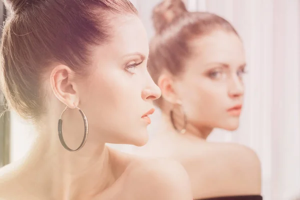Güzel bir kızın sanat portresi. muhteşem esmer kız. Genç güzel kadın Vogue moda tarzı portre.