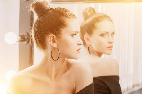 Güzel bir kızın sanat portresi. muhteşem esmer kız. Genç güzel kadın Vogue moda tarzı portre.