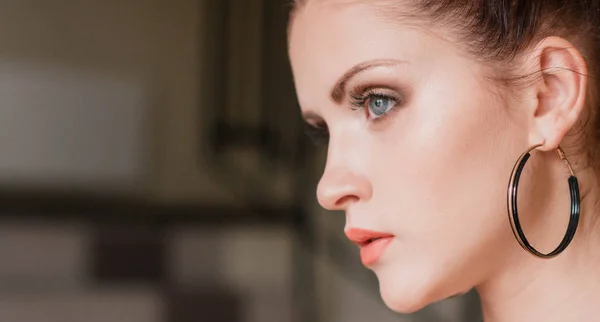 Güzel bir kızın sanat portresi. muhteşem esmer kız. Genç güzel kadın Vogue moda tarzı portre.