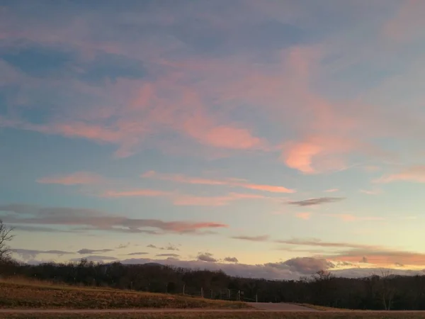 Cielo Atardecer Por Noche Sobre Campo Con Azul Púrpura Nubes —  Fotos de Stock