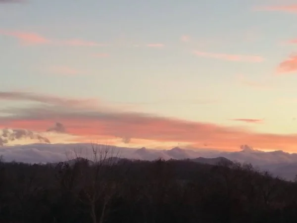 Avondrood Avond Veld Met Blauw Paars Roze Wolken Aan Horizon — Stockfoto