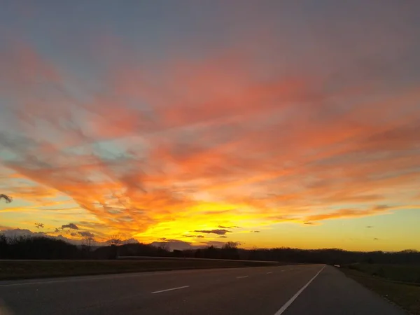 Belleza Del Amanecer Sobre Colinas Con Nubes Fantásticas — Foto de Stock