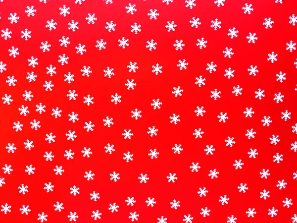 Verspreid witte sneeuwvlokken op rode achtergrond. Eenvoudige feestelijke platte lay. Voorraadfoto. — Stockfoto