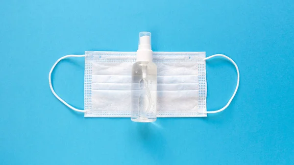 Topeng Medis Putih Dan Pembersih Tangan Dalam Botol Transparan Dengan — Stok Foto