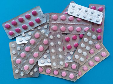 Mavi arka planda su toplamış pembe haplar. Tıbbi konsept. Stok fotoğrafçılığı.