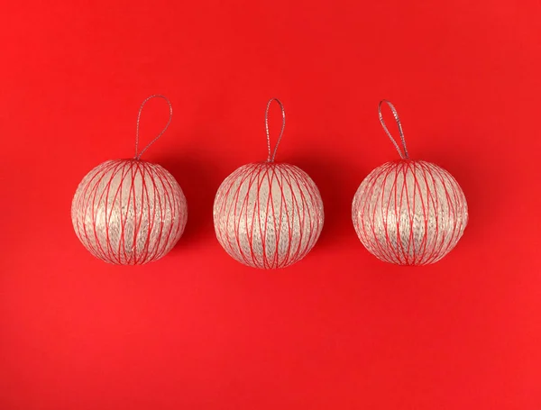 Tres Bolas Navidad Sobre Fondo Rojo Minimalista Vacaciones Planas Laico — Foto de Stock