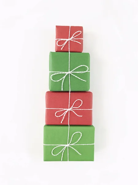 Forma Árvore Natal Caixas Presente Vermelho Verde Fundo Branco Apartamento — Fotografia de Stock