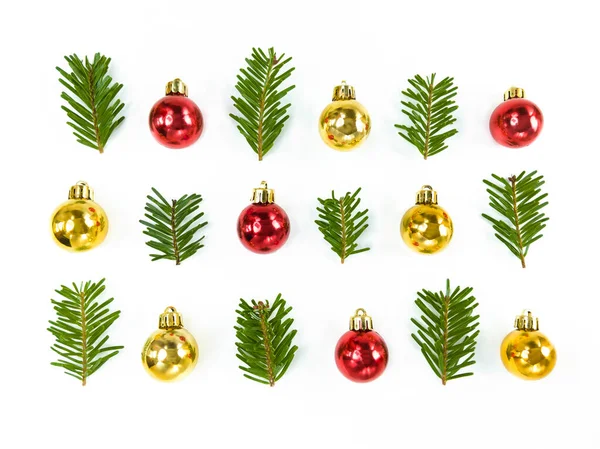 Vánoční Symetrie Složení Hraček Cetky Jedle Větve Bílém Pozadí Jednoduchý — Stock fotografie