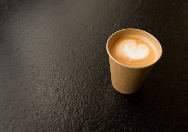 Kalp şeklinde bir fincan kahve. Boşluğu siyah desenli tabloda kopyala.