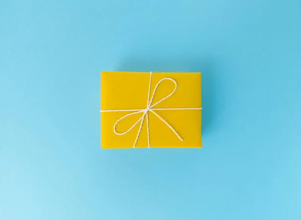 Κίτρινο Κουτί Δώρου Μπλε Φόντο — Φωτογραφία Αρχείου