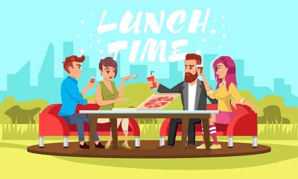 Gençler masada oturup içki ve pizza yla parkta oturuyorlar. Vektör beyaz yazı Öğle yemeği saati.