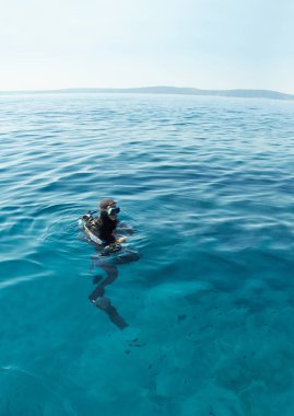 Scuba diver Hırvatistan Adriyatik Denizi yüzeyi. Düşük ihtimal. Su ufukta. 