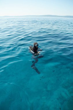 Scuba diver Hırvatistan Adriyatik Denizi yüzeyi. Düşük ihtimal. Su ufukta. 