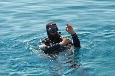 Scuba diver Hırvatistan Adriyatik Denizi yüzeyi. Su ufukta. 
