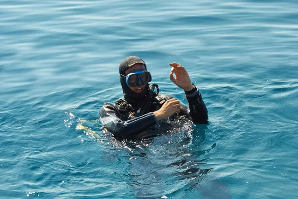 Scuba diver Hırvatistan Adriyatik Denizi yüzeyi. Su ufukta. 