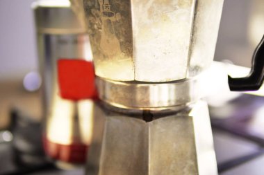 Borulu espresso maker vücut ve kavanoz içinde geçmiş. Yakın çekim. Sığ derinlik-in tarla. 