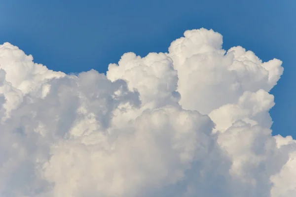 Облачный Ландшафт Пушистых Белых Солнечных Облаков — стоковое фото