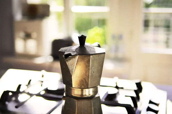 Güneşli Bir Mutfak Maker Stovetop Espresso Yakın Çekim Sığ Derinlik — Stok fotoğraf
