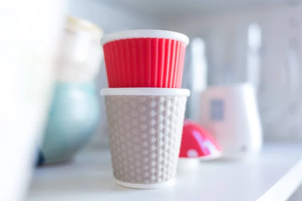 Tazas Plástico Apiladas Estante Blanco Enfoque Selectivo Cerca —  Fotos de Stock