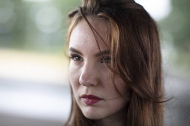 Güzel bir kız açık havada duran yüz portresi. Seçici odak. Yakın çekim. 