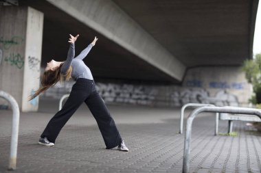 Kaldırımda gerçekleştirme kadın sokak dansçısı. Tam boy. 