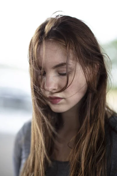 Tiro Cabeça Uma Rapariga Bonita Olhar Para Baixo Com Cabelo — Fotografia de Stock