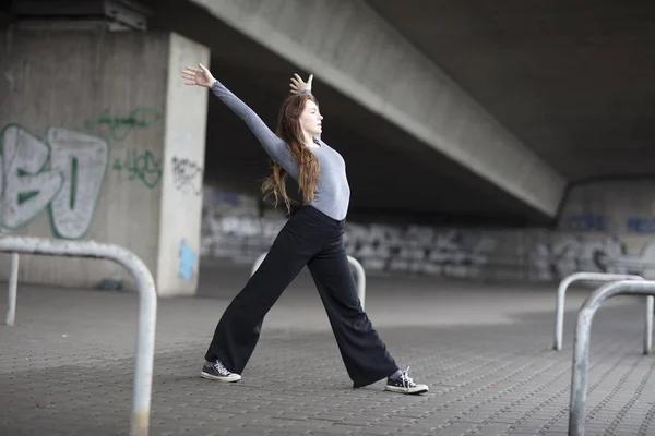 Female Modern Dancer Performing City Street Full Length — Stock Photo, Image