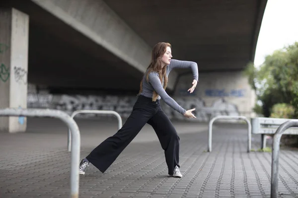 Female Street Dancer Performing Sidewalk Full Length — Stock Photo, Image