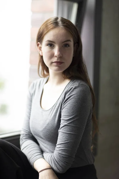 Retrato Beleza Uma Jovem Mulher Atraente Sentada Perto Uma Janela — Fotografia de Stock